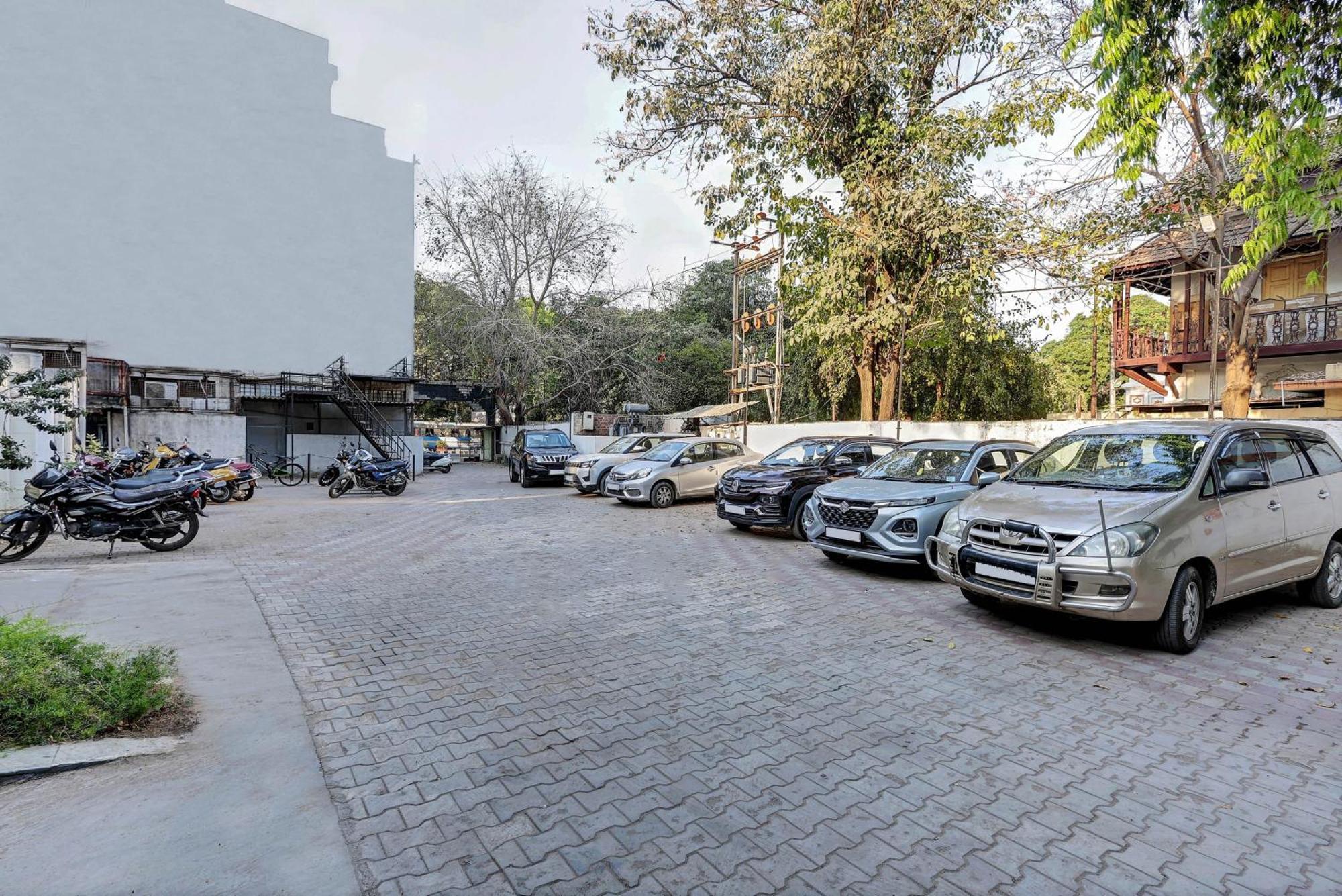 Hotel Treebo Rvg à Vadodara Extérieur photo